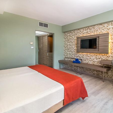 Pegasos Deluxe Beach Hotel Faliraki Eksteriør billede A room at the hotel