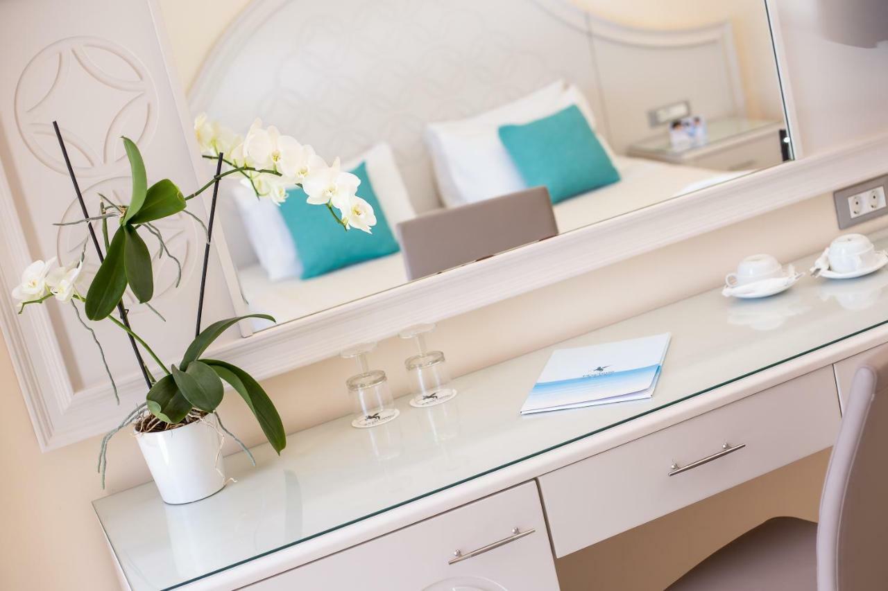 Pegasos Deluxe Beach Hotel Faliraki Eksteriør billede A dressing table